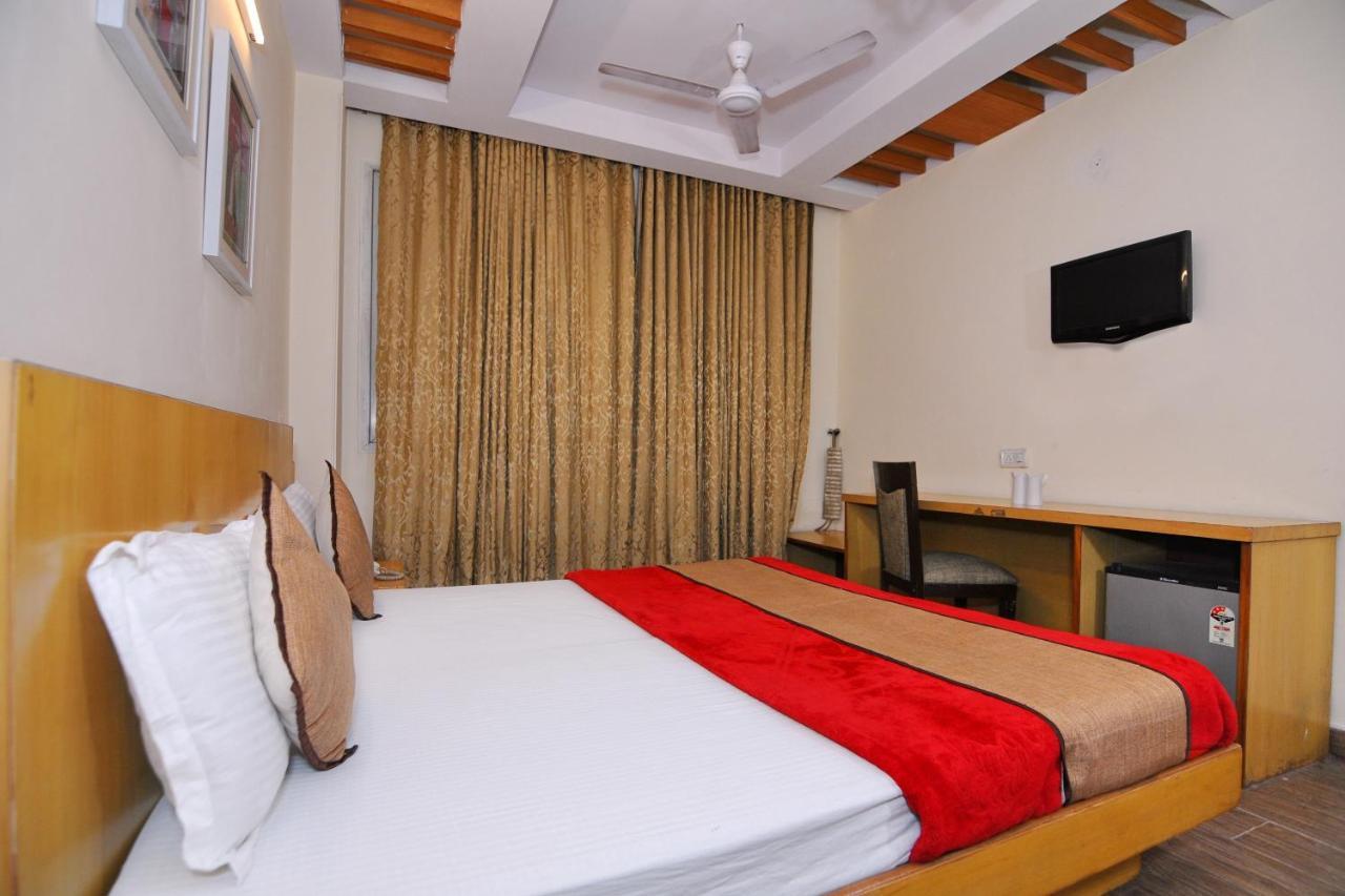 Hotel Tjs Grand Delhi  Bagian luar foto
