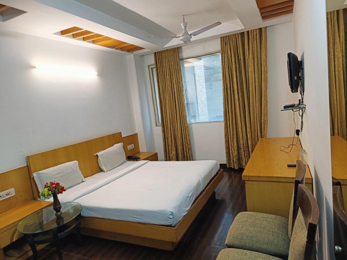 Hotel Tjs Grand Delhi  Bagian luar foto