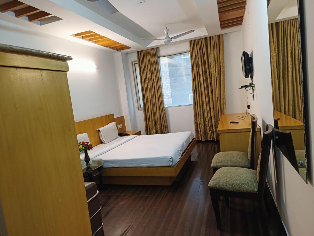 Hotel Tjs Grand Delhi  Bagian luar foto