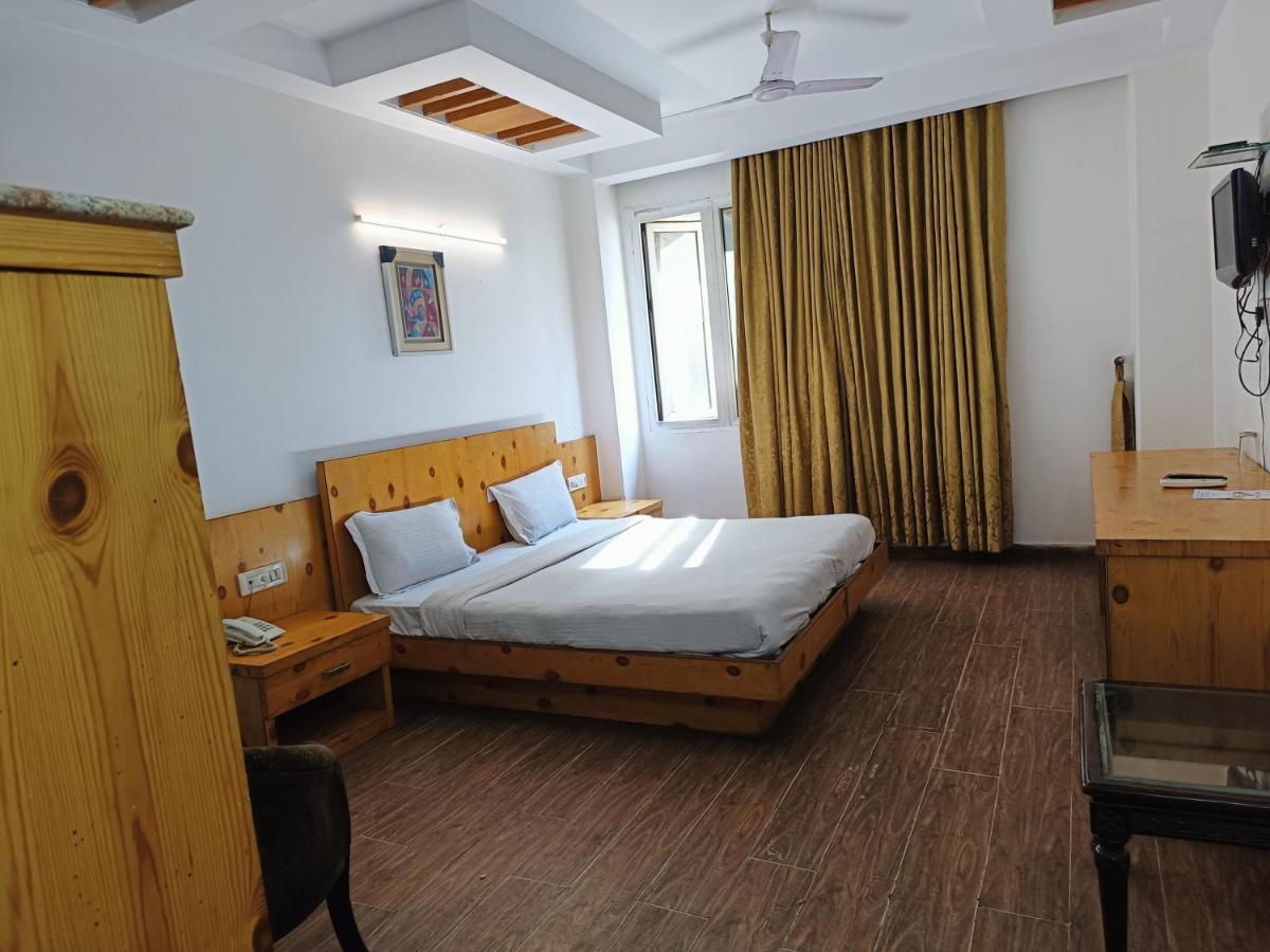 Hotel Tjs Grand Delhi  Bagian luar foto