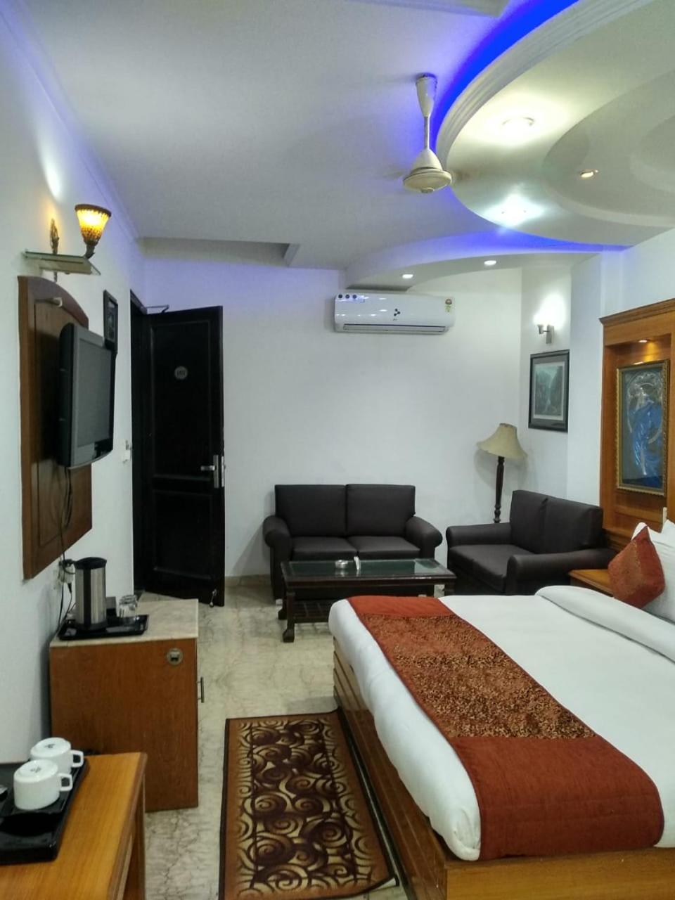 Hotel Tjs Grand Delhi  Bagian luar foto