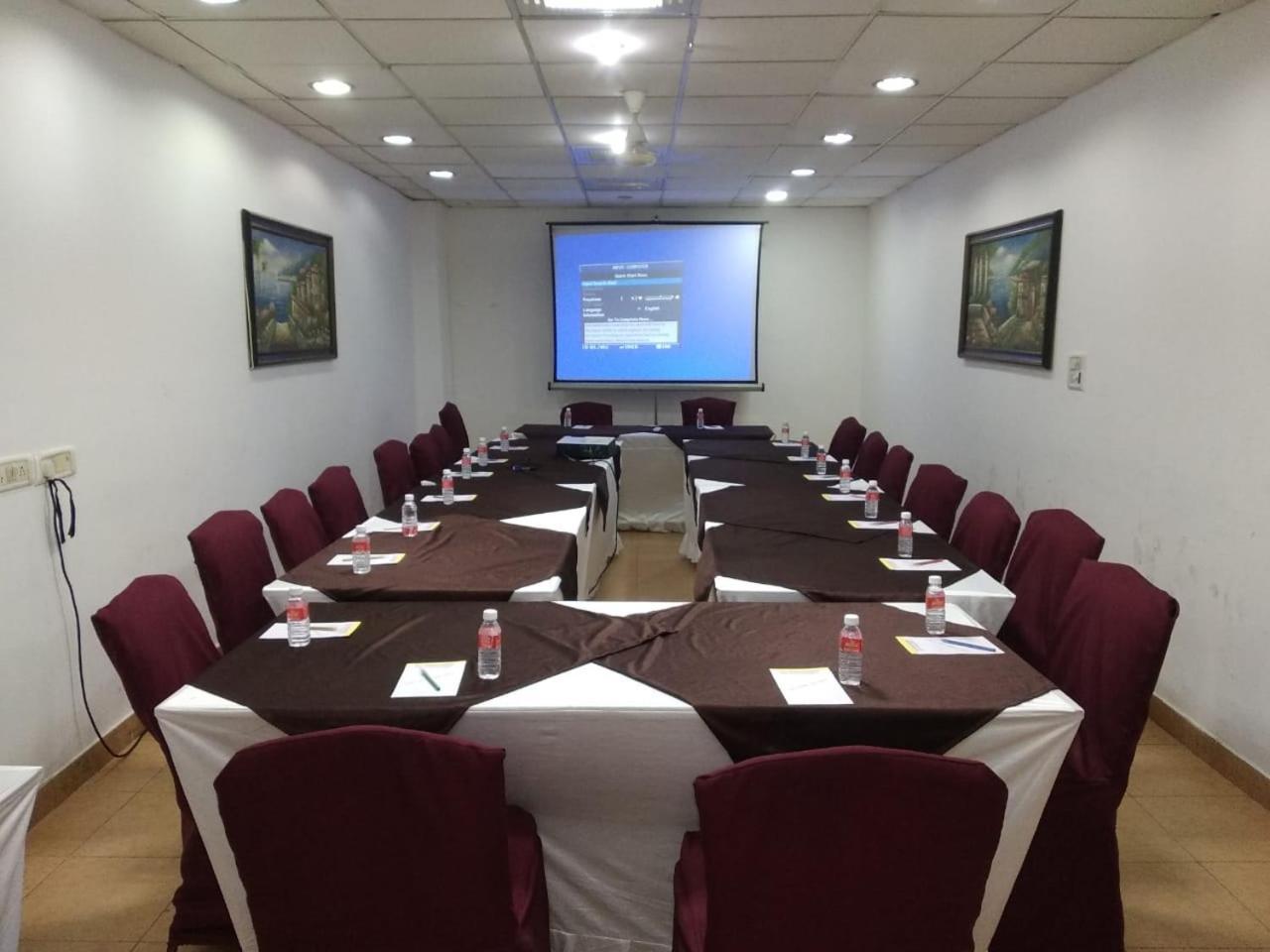 Hotel Tjs Grand Delhi  Bagian luar foto